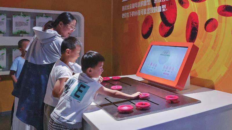 学生与家长到苏州青少年科技馆参观体验