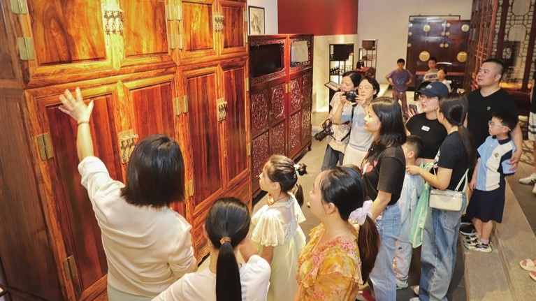 “小小鲁班”非遗研学班走进常熟市当代苏作红木家具文化艺术馆
