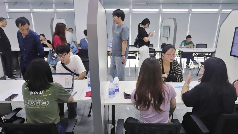 市高校毕业生公益专场招聘会在市人才市场举行