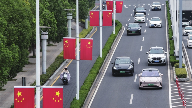 星港街路两侧红旗飘扬 喜迎国庆氛围浓